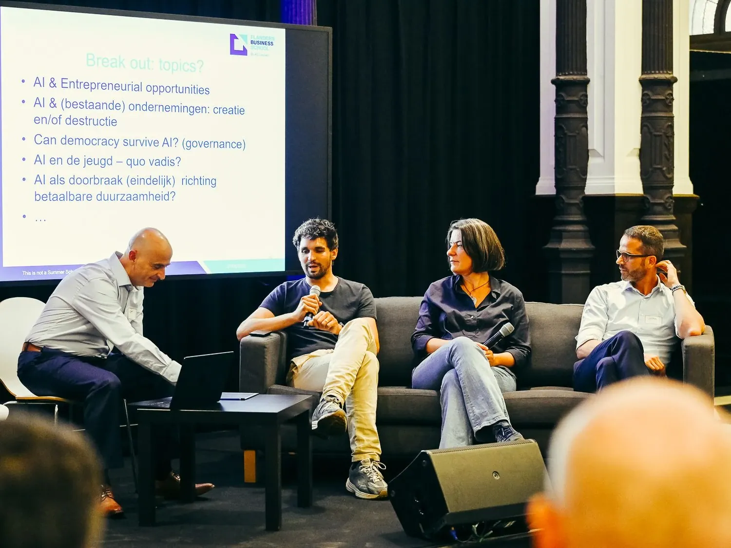 Rollo op het podium tijdens een AI-panel op Flanders Business School